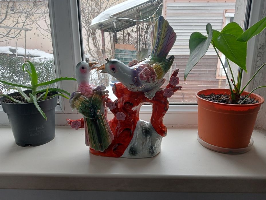 Фарфоровую статуэтку.