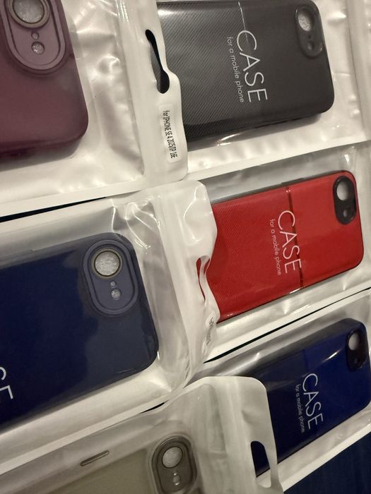 iPhone 16e различни гърбове