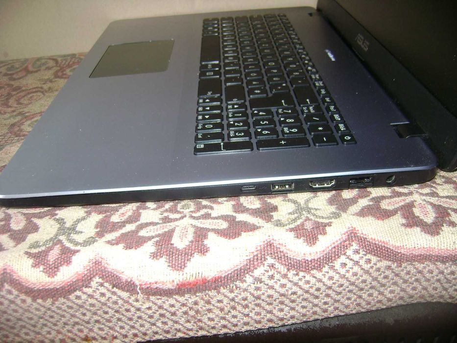 Лаптоп Asus 17 инча, 8GB RAM DDR4, 512 GB SSD