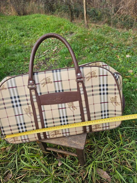 Burberry голяма чанта на колеленца с издърпваща дръжка