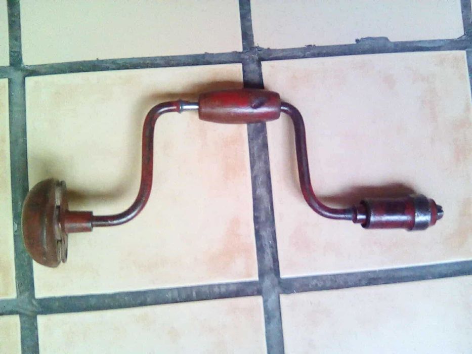 маткап, дърводелски ползван алуминиев нивелир и ниска дървена масичка