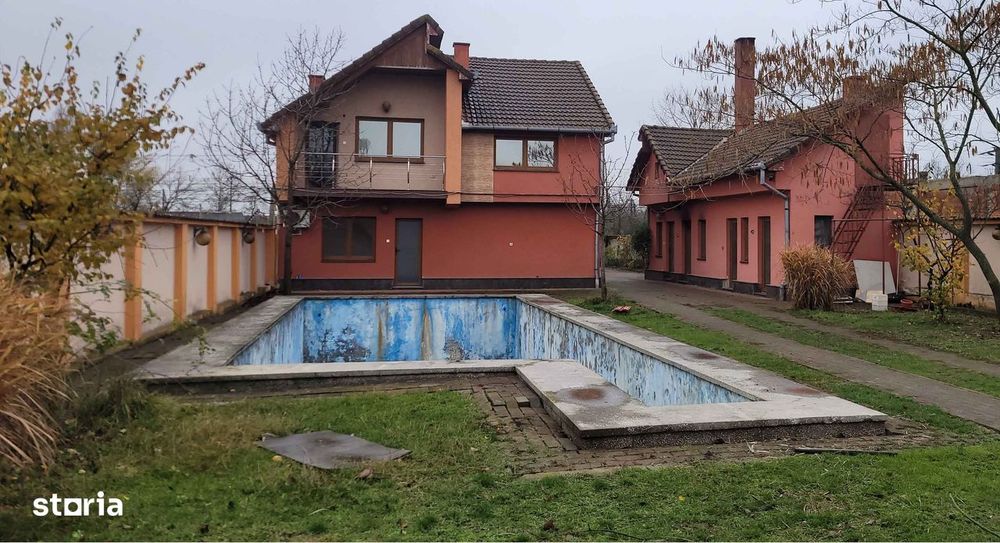Imobil cu 3case:C1-3 nivele;C2-2nivele;C4-1 nivel;C3;C5;Piscina;Foisor