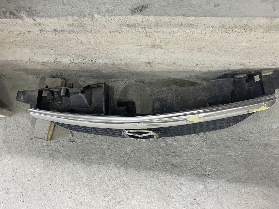 Решетка Мазда 323 птичка