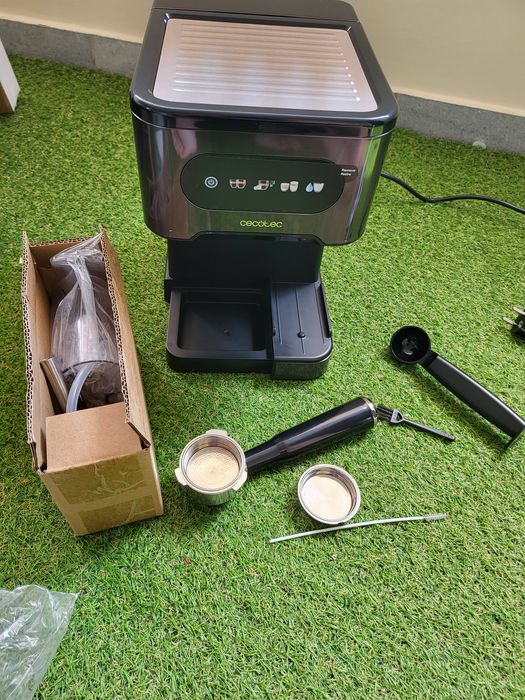 Еспресо кафемашина с кана за мляко тъч дисплей Cecotec Power Espresso 20 Coldbrew Latte plus