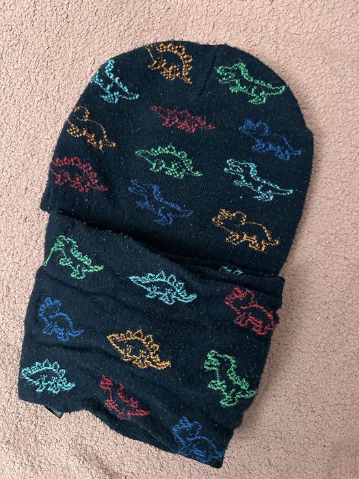 Отдам шапки , шарфы