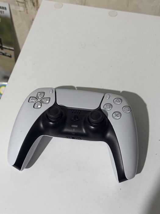 Vand Playststion 5 Disk Edition Urgent! cu 2 controlere