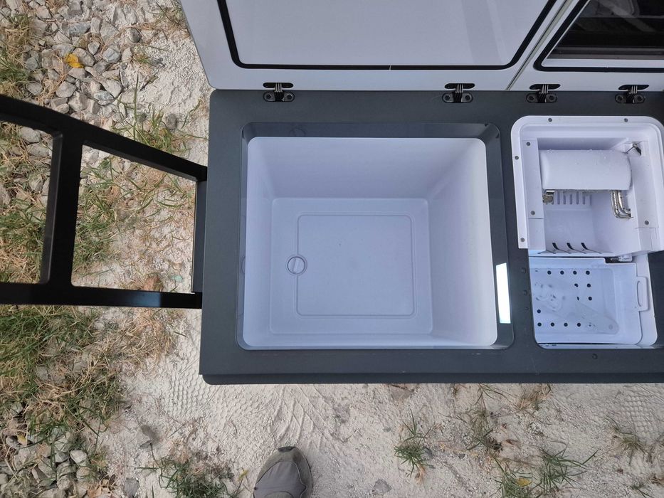 Компресорен хладилник с ледогенератор  12/220 волта