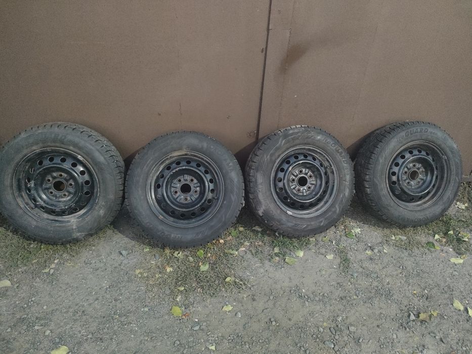 Продам комплект дисков с новой резиной на Тойота Камри