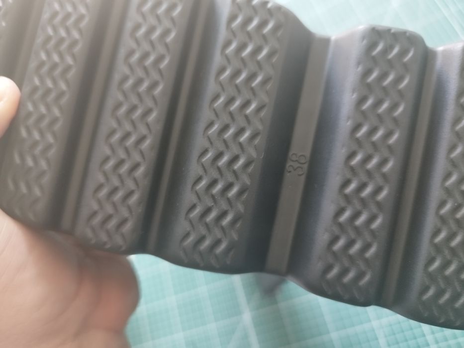 Продам ботинки женские