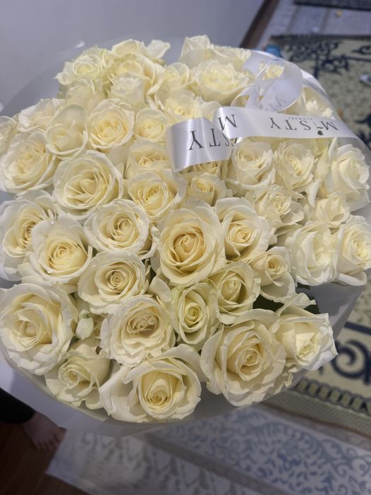 Букет белых роз 51штук.
