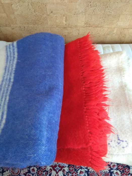 Продавам 4 бр. одеала. 100 % вълна.