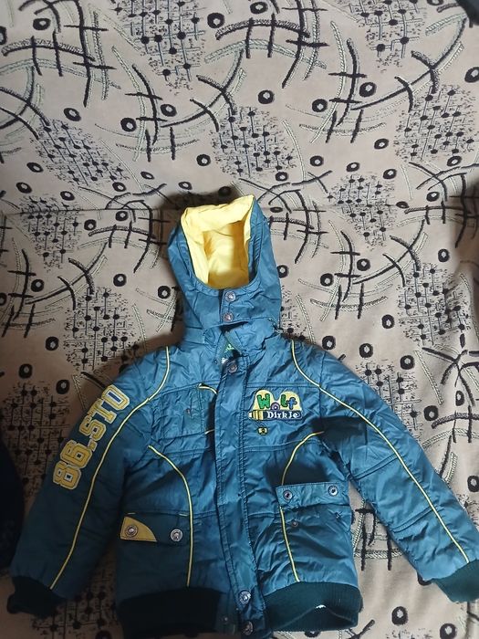 Продам зимние куртки на 3 года