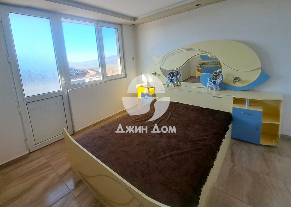 Двуетажна къща с 6 спални и гледка ПЛАНИНА в с. Черноград