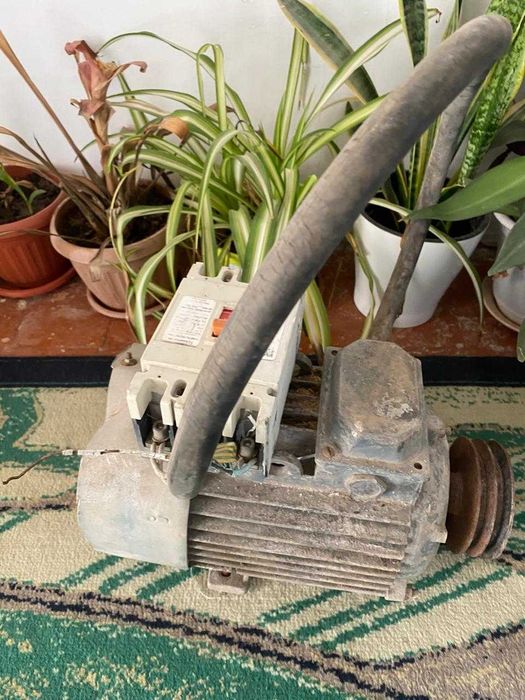 Мотор трехфазный для циркулярки.Есть и сама циркулярка