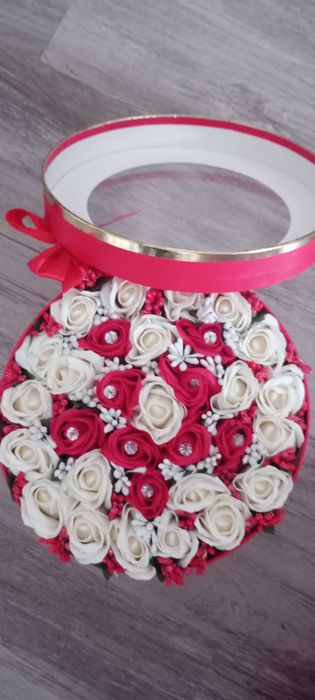 Cutie decoratiune  cu trandafiri  rosu alb