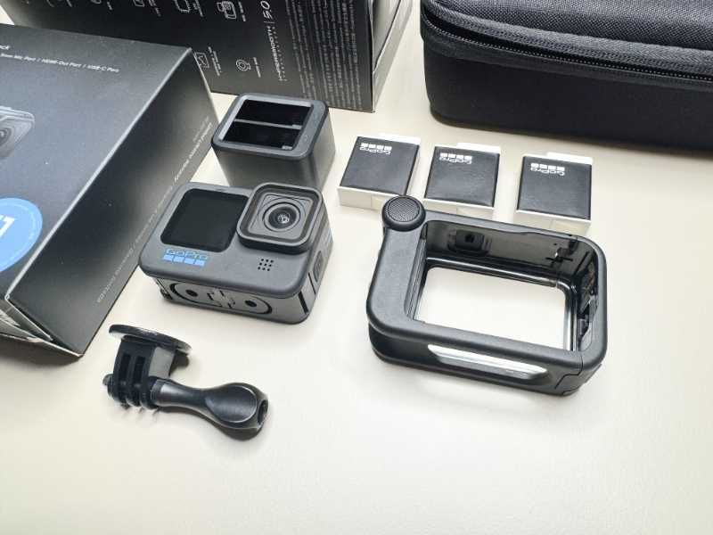 GoPro Hero 11 Black, combo + Media Mod si accesorii