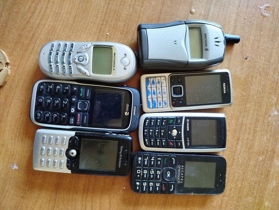 Продавам работещи стари телефончета