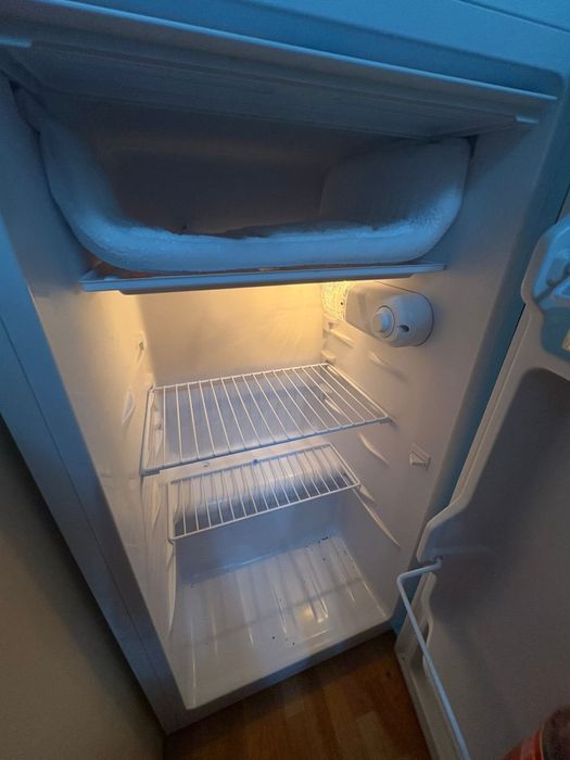 продаю мини холодильник (сверху есть морозилка)