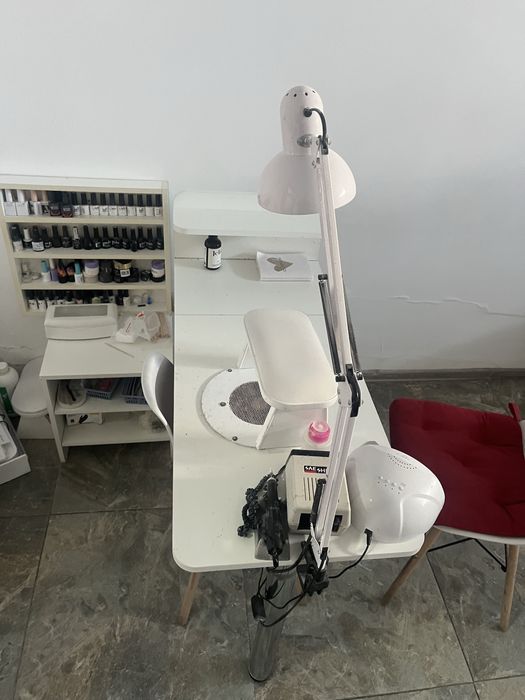 Маникюрный стол встореным пылесосом