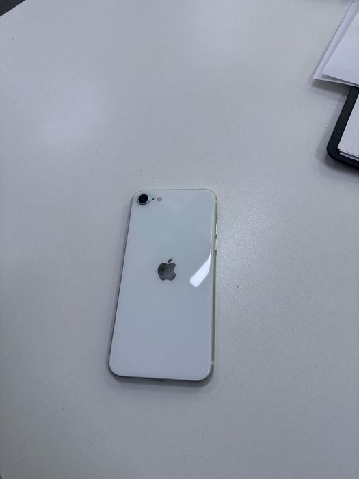 Iphone SE в отличном качестве коробка есть