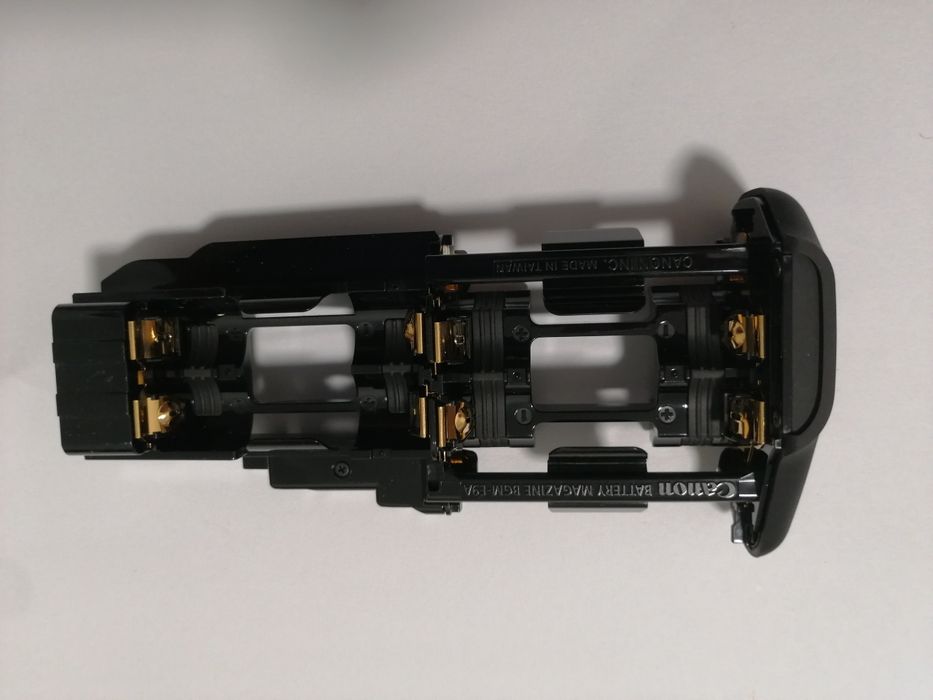 Батарейный блок Canon BG-E9