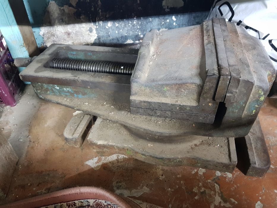 Срочно Продам большой огромный тиски Советский СССР