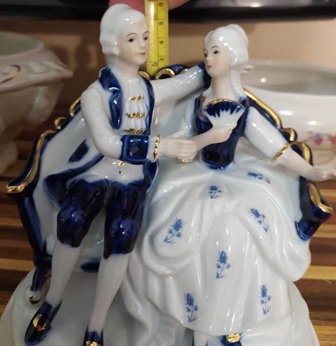 Порцеланова, дворцова фигурка