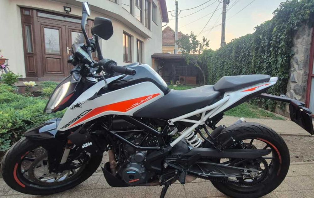 Vând KTM 390 Duke (2022) – Primul proprietar / Cumpărată de la Moto Emotion