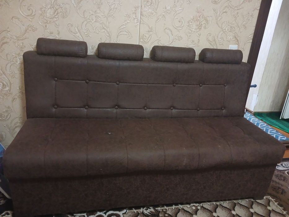 Stol va divan yaxshi holatda sotiladi