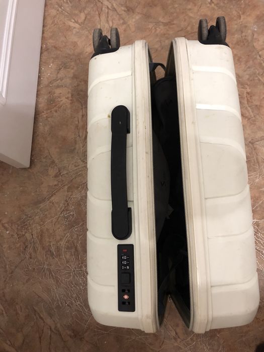 Вместительный крепкий  компактный чемодан