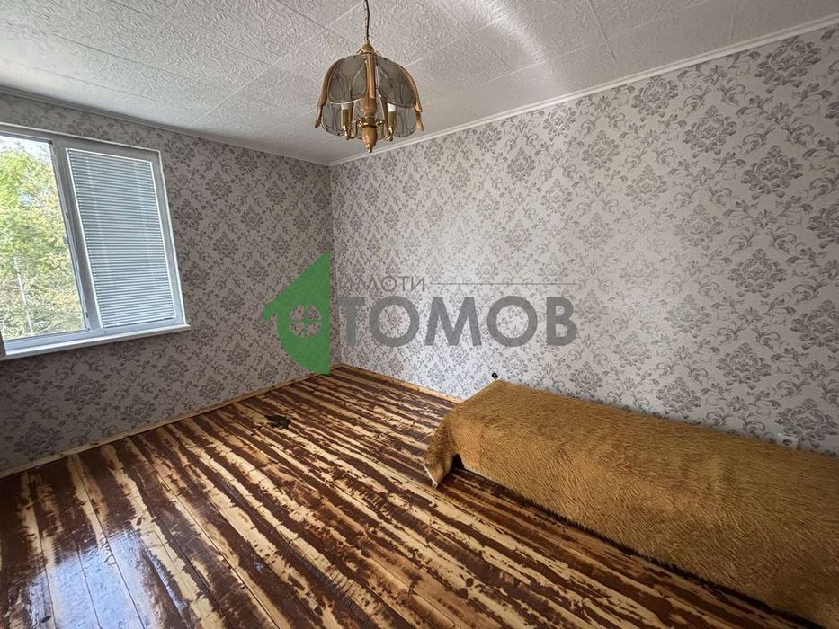 Двуетажна масивна къща в село Змейово