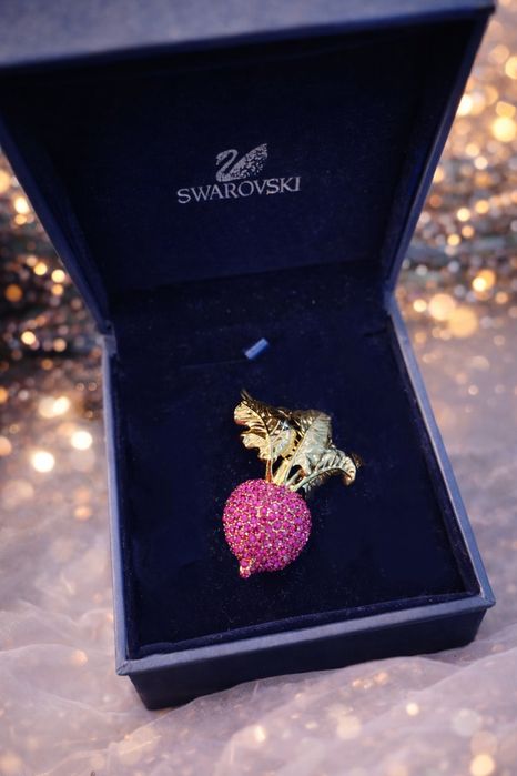 Подарок на 8 марта брошь от Сваровски в подарочной коробке