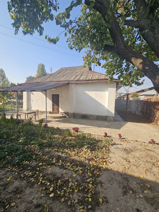 Бустонлиқ  тумани Озодбош махалласида 3 хона 5 сотихли уй сотилади.