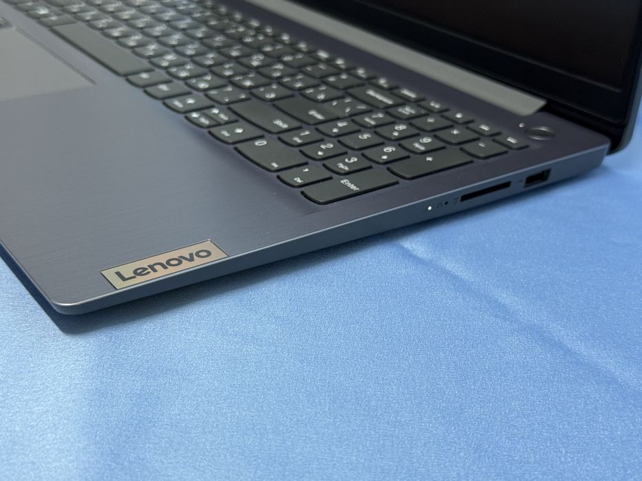 Ноутбук для работы и учебы Lenovo 2024г