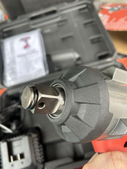 Raider Industrial Ударен гайковерт 1700Nm 20V 4Ah Безчетков + куфар