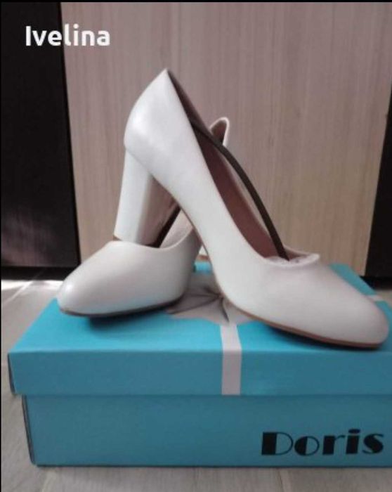 Дамски бели обувки на ток