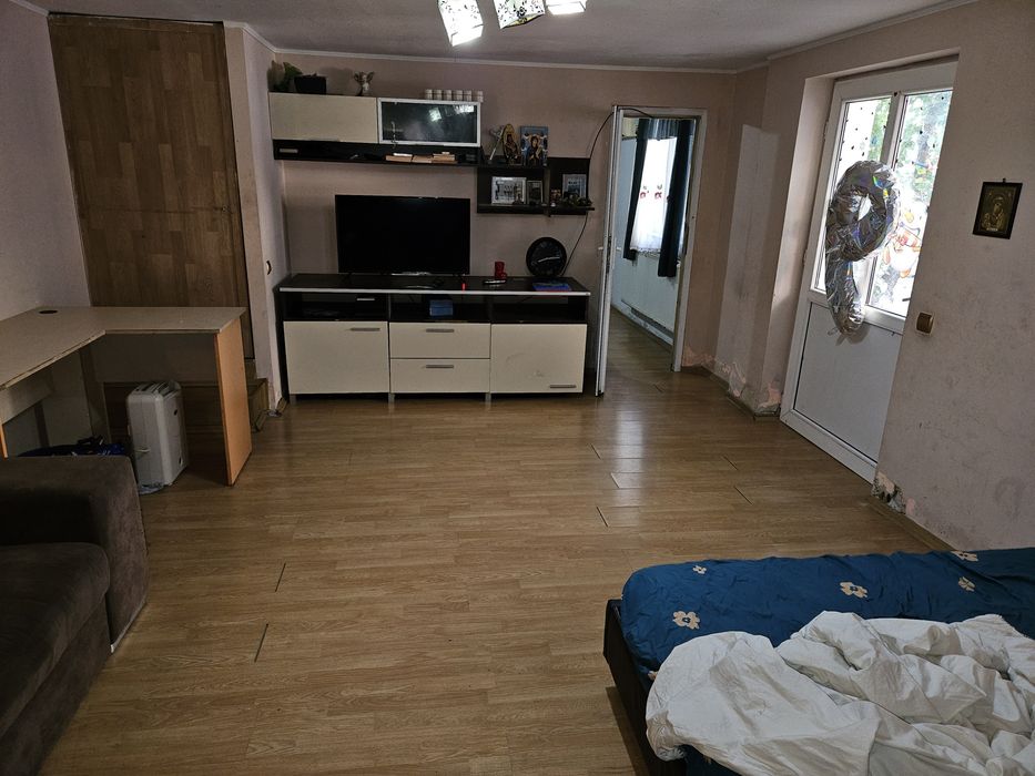 Închiriez 3 camere la curte închiriez depozitare lucruri  paza non stop