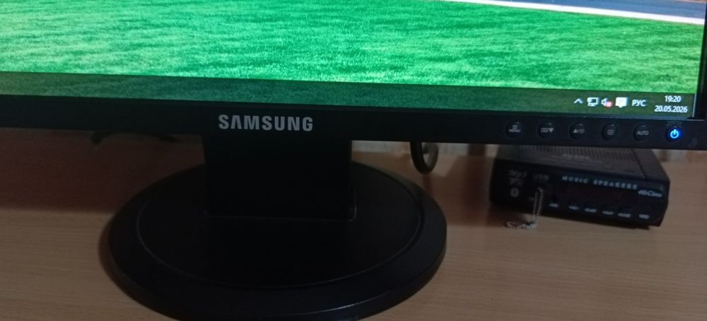 монитор  Samsung LS19HANKBUXSG стояние отличное !