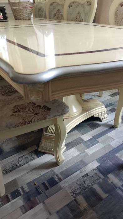 Продам стол и подставку для цветов