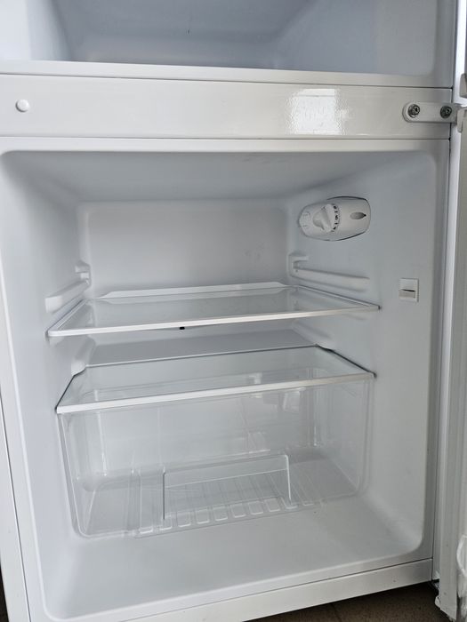 Малък хладилник с камера CHIQ