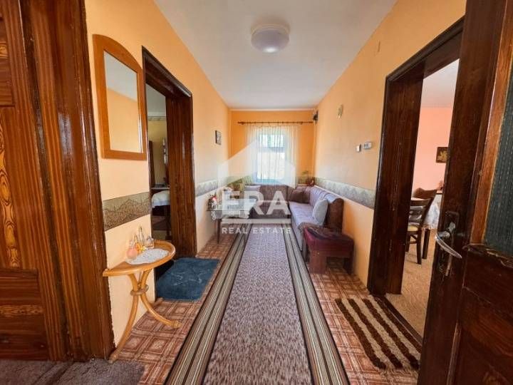 Само в ЕРА Визия! Две къщи, с двоен гараж и голямо дворно място, с пло