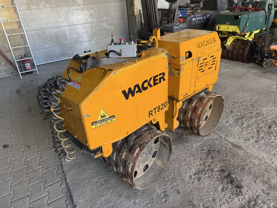 De vanzare sau da inchiriat Vibrocompactor cu picior de oaie .