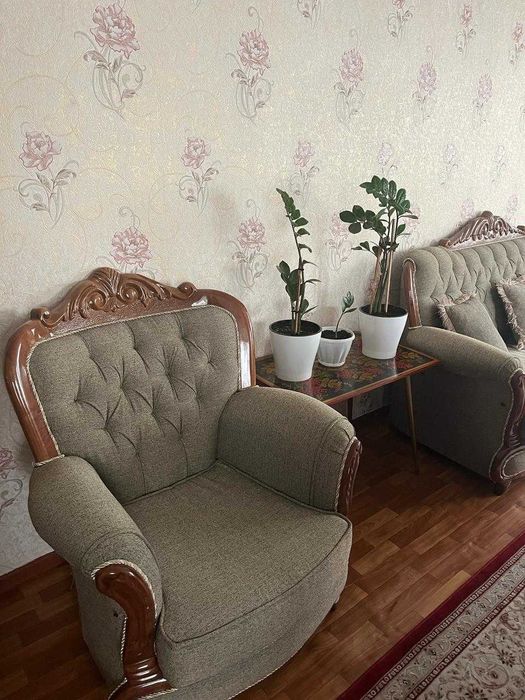 Диван с двумя креслами