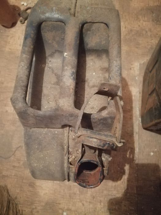 Ретро метални туби за бензин.