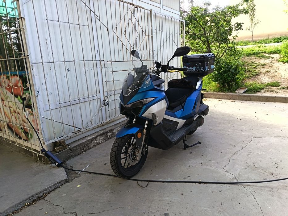Skuter. Maksi 180 kub