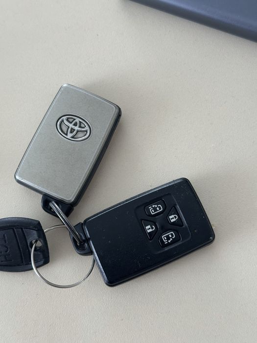 Оригинал ключ от alphard estima vellfire