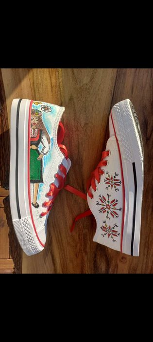 Ръчно рисувани кецове-българка