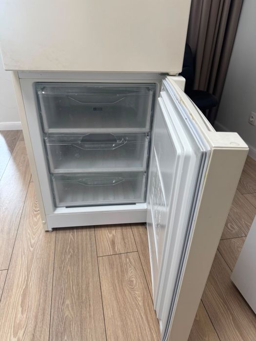 Продам Холодильник indesit