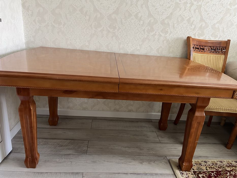 Стол со стульями для гостинной