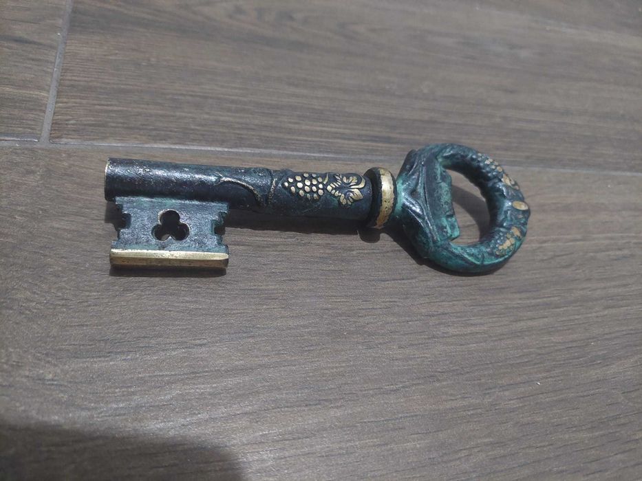 Tirbuson vechi din bronz in forma de cheie